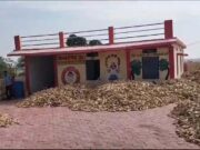 दबंगो ने आंगनबाड़ी भवन पर किया कब्जा,सुखाई जा रही हैं मक्के की फसल