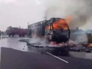 महाराष्ट्र से शक्कर भरकर शिवपुरी कोलारस के लिए आ रहे ट्रक में अचानक लगी आग 700 बोरियों में थी 350 क्विंटल शक्कर