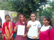 शिवपुरी कलेक्टर की जनसुनवाई में पहुंची छात्रा ने परिवार के साथ मांगी इच्छा मृत्यु