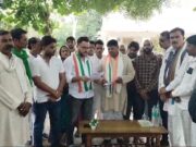 महिलाओं के खिलाफ बढ़ते अपराधों को लेकर कांग्रेसियों ने’बेटी बचाओ अभियान’ के तहत विधायक कैलाश कुशवाह को दिया ज्ञापन