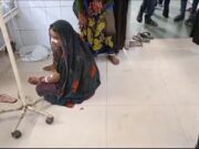 टमाटर की फसल में कीटनाशक का छिड़काव करते समय झगड़े पति-पत्नी,पत्नी ने पिया कीटनाशक,तबीयत बिगड़ी