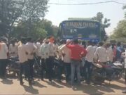 पोहरी में डीएपी खाद की किल्लत से परेशान किसानों ने सड़क पर लगाया जाम