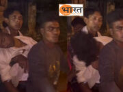 बोलती तस्वीर:शव ले जाने नहीं मिली एम्बुलेंस घंटो इंतजार के बाद बाइक पर शव रखकर ले गए परिजन