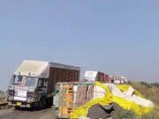 रूई से भरा ट्रक पलटा, तीन घंटे लगा रहा जाम