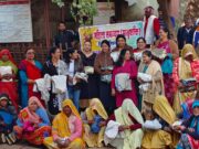 मकर संक्रांति पर महिला समन्वय ग्रुप के द्वारा किया गया गरम गर्म जैकेट का वितरण किया