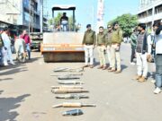 यातायात पुलिस ने कानफोड़ू 70 मोटरसाइकिलों के साइलेंसरों पर रोड़ रोलर चलाकर नष्ट किया