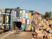 गाय क़ो बचाने के फेर में पलटा ट्रक, हाईवे पर जाम लगा