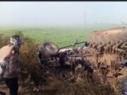 अनियंत्रित होकर ट्रैक्टर पलटा खेत मे,मजदूरों क़ो आई चोटें
