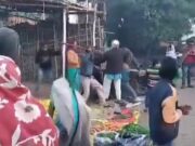 गाँधी पार्क सब्जी मंडी मे दुकान पर कब्ज़ा करने क़ो लेकर माँ बेटे के साथ मारपीट, वीडियो हुआ वायरल