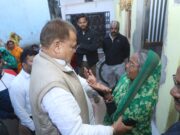 शहर की कॉलोनी में लोगों की समस्या सुनने पहुंचे प्रभारी मंत्री