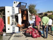 कुंभ से बापस आ रही बस,गाये क़ो बचाने के फेर में पलटी, आधा दर्जन लोग हुए घायल