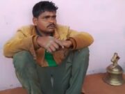 मंदिर के घंटे क़ो चोरी करते हुए ग्रामीणों ने चोर को पकड़ा, कर दी पिटाई किया पुलिस के हवाले