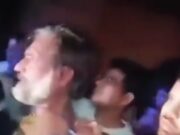 नशेड़ी बच्चा चोर को भीड़ ने पीटा:जबरदस्ती ले जाने की कोशिश कर रहा था युवक; पुलिस ने हिरासत में लिया