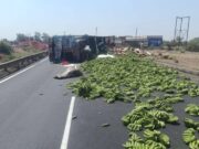 गुना से आ रहा ट्रक अनियंत्रित होकर पलटा, यातायात वन-वे