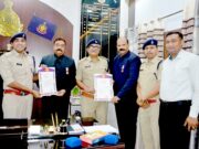 एसपी द्वारा कोरोना महामारी के दौरान उत्कृष्ट कार्य करने वाले सेवानिवृत एसडीओपी अजय भार्गव एवं देवेन्द्र सिंह कुशवाह को किया सम्मानित
