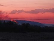 शिवपुरी के सतनबाड़ा जंगल में आग:एनएच-46 के पास लपटें और धुआं दिखा, दमकल और वन विभाग की टीम बुझाने में जुटी