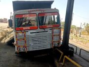 पूरनखेड़ी टोल प्लाजा पर अनियंत्रित डंपर टकराया, बड़ा हादसा टला