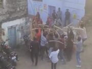 डंगरवहा में परंपरागत लठ्ठमार होली का आयोजन, महिलाओं ने बरसाई लाठियां, जीत की लिए पुरुषों ने खाई