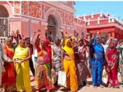 50 आदिवासी परिवार सड़क,पानी, बिजली की सुबिधा से बंचित,महिलाओं ने सरपंच सचिव पर लगाए लापरवाही के आरोप