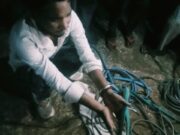 केबल चोरी करते युवक को ग्रामीणों ने पकड़ा, दो साथी फरार, पुलिस के किया हवाले, युवक 500 रुपए का दिया था लालच