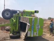 तेज रफ्तार हार्वेस्टर चाय स्टॉल पर पलटा, बड़ा हादसा टला – बाल-बाल बचे लोग