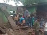 भारी बारिश का कहर: कच्चा मकान ढहने से परिवार मलबे में दबा, पत्नी गंभीर; जिले में बाढ़ से 195 लोग बचाए गए