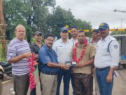 ऑटो चालक ने पेश की ईमानदारी की मिसाल: शिक्षक का खोया पर्स लौटाया