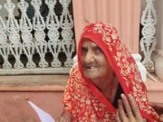 बेटी पर लगा मां को मृत घोषित कर पुश्तैनी जमीन हड़पने का आरोप