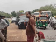 वन विभाग की लापरवाही से लगा जाम, शिवपुरी-झांसी मार्ग पर राहगीर परेशान