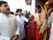 मुख्यमंत्री मोहन यादव और केंद्रीय मंत्री सिंधिया ने शिवपुरी में बाढ़ पीड़ितों से की मुलाकात