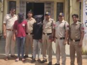 इंदरा पुलिस की बड़ी सफलता: बैंक कर्मचारी से हुई लूट का खुलासा, 3 गिरफ्तार, ₹97,050 नकद और सामान बरामद।