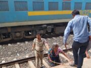 जीआरपी पुलिस का साहसिक कारनामा : प्रधान आरक्षक जसवंत यादव ने बचाई बुज़ुर्ग महिला की जान