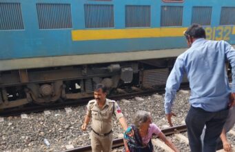 जीआरपी पुलिस का साहसिक कारनामा : प्रधान आरक्षक जसवंत यादव ने बचाई बुज़ुर्ग महिला की जान