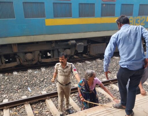 जीआरपी पुलिस का साहसिक कारनामा : प्रधान आरक्षक जसवंत यादव ने बचाई बुज़ुर्ग महिला की जान